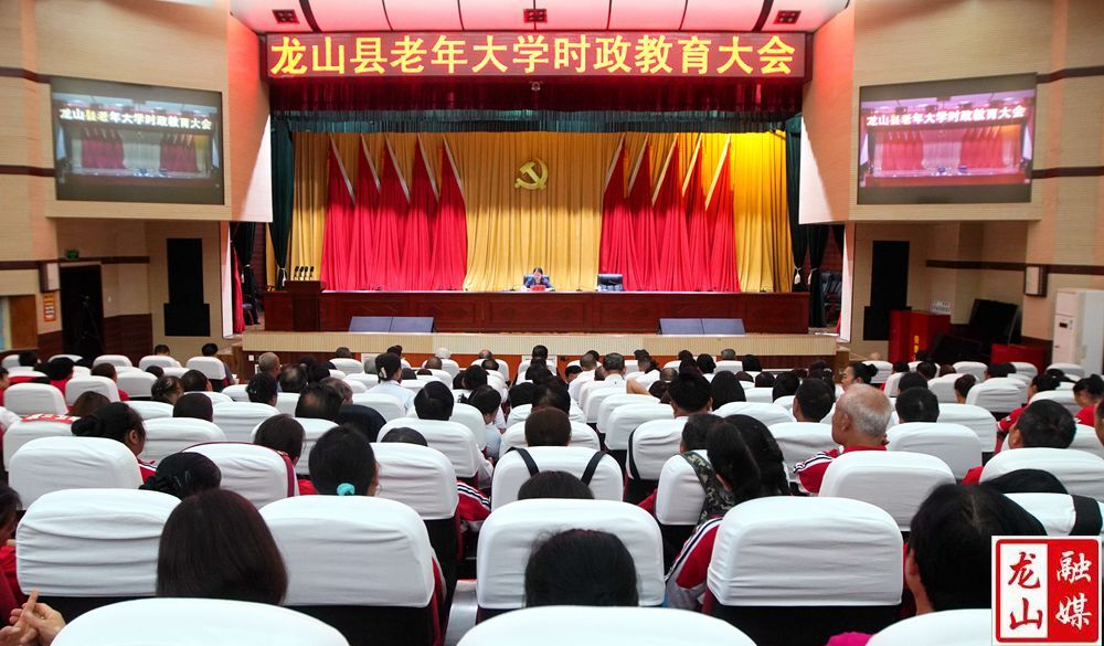 时荣芬到县老年大学调研