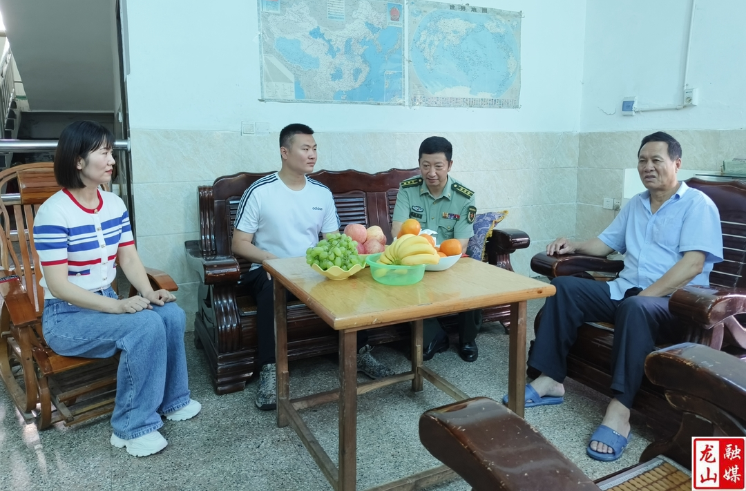 龙山县军地联合慰问见义勇为现役军人