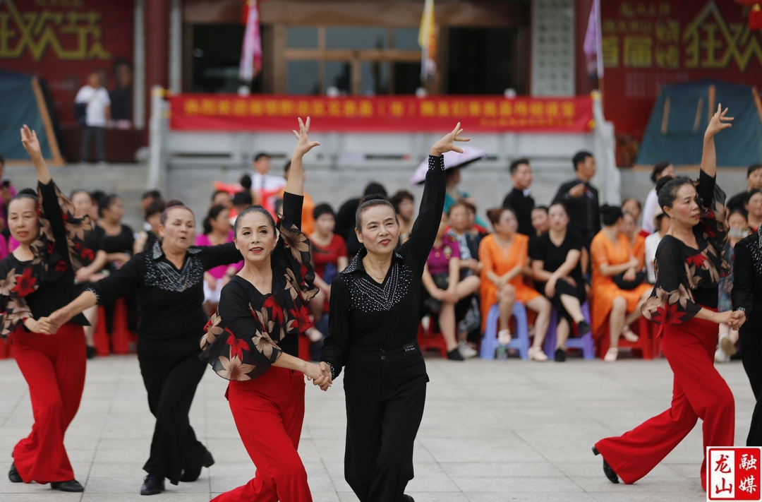 龙山县举行湘鄂黔边区2023交谊·国标舞联欢会(组图)