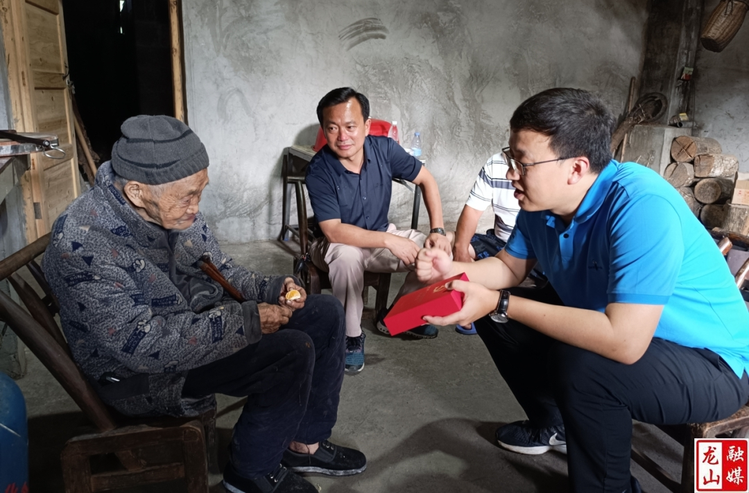 向怿文走访慰问大安乡“光荣在党50年”老党员和困难党员