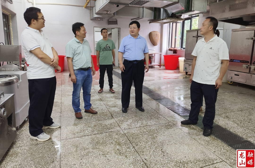 黎新松调研校园食品安全、安全生产工作