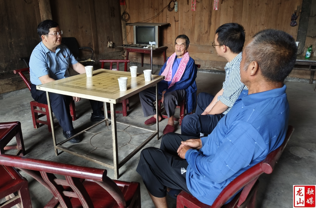 黎新松到红岩溪镇开展“七一”走访慰问活动
