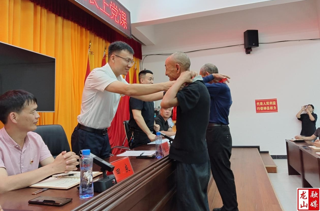 刘引到水田坝镇开展“七一”走访慰问活动