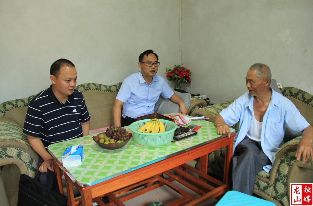 杜丛志走访慰问离退休老党员和困难党员