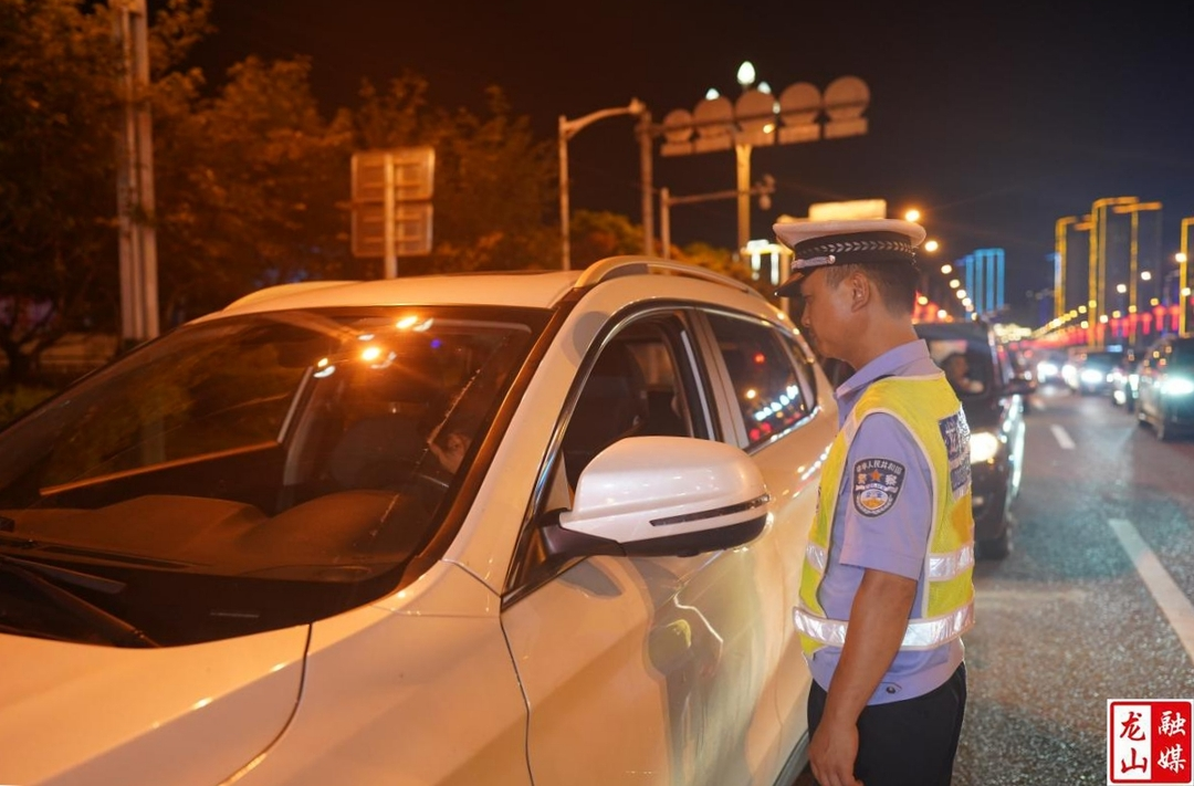 县公安局启动夏夜治安巡查宣防集中统一行动