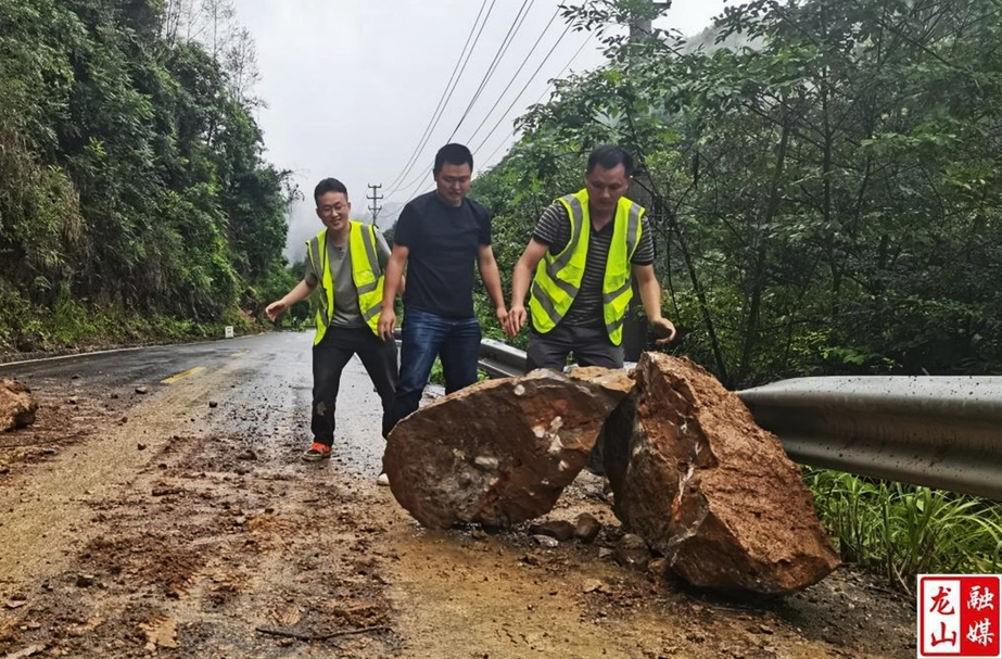 暴雨肆虐 龙山公路部门全力抢险保畅通