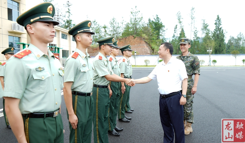 周胜益开展“八一”走访慰问