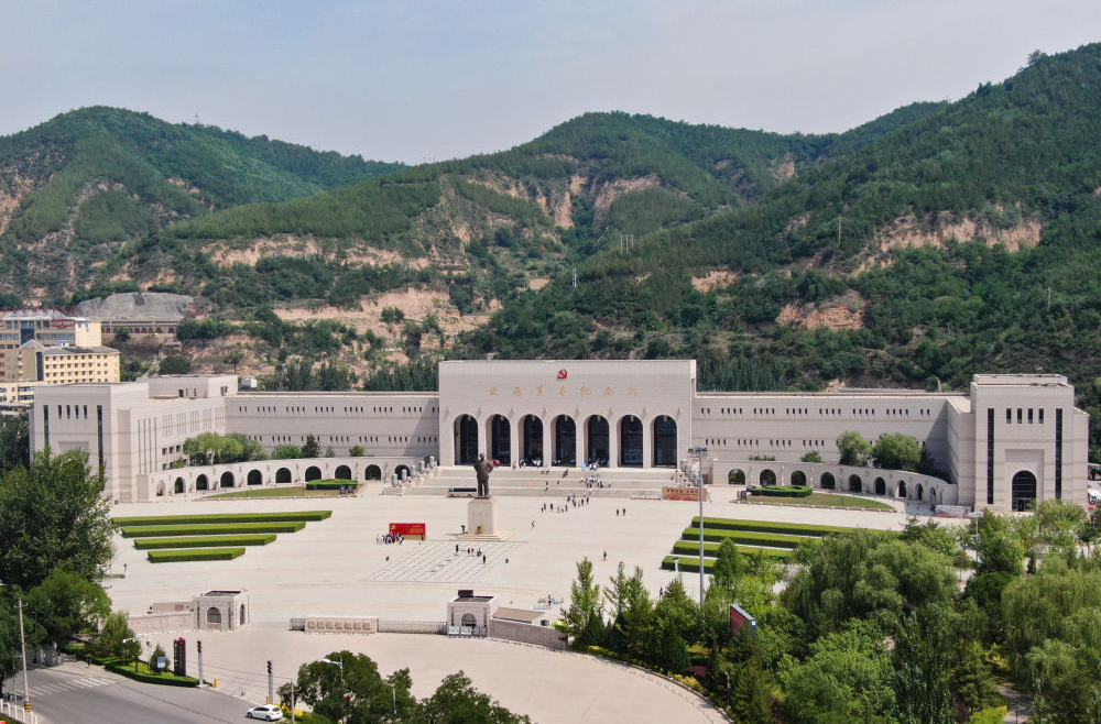 不断攀登新的思想高峰——深入学习和全面贯彻习近平新时代中国特色社会主义思想述评