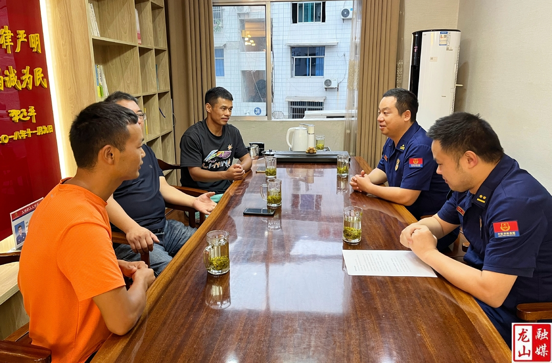 高速服务区“教师团消防员”齐聚消防救援队