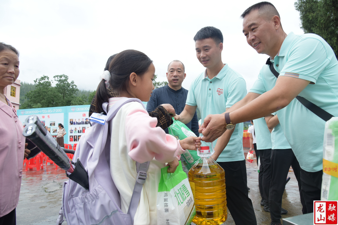“幸福112团队”来石牌镇开展爱心助学活动