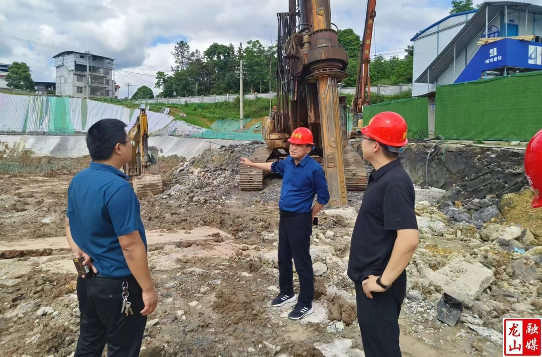 县住建局开展安全生产月宣传活动