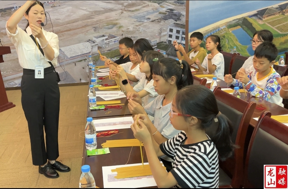 少先队员来到少先队校外实践基地研习秦文化
