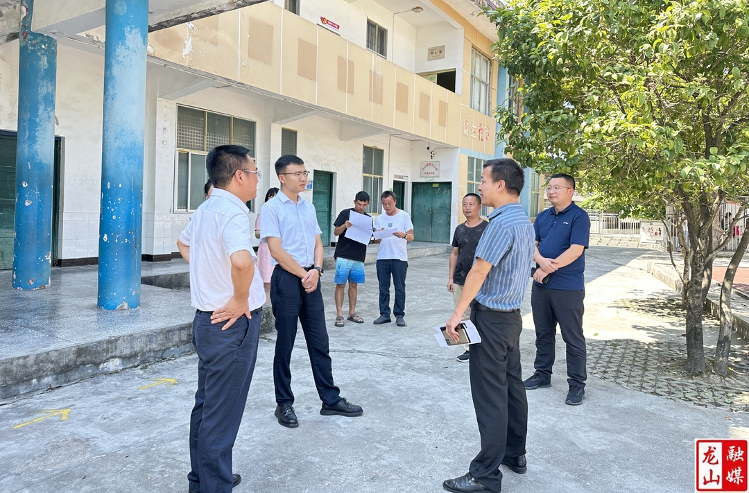 刘引到第三小学调研指导工作