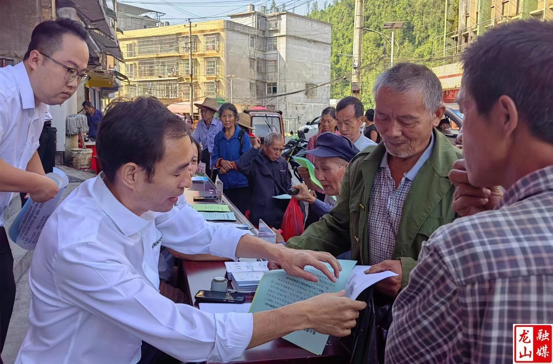 “美好生活号”政务服务直通车开进红岩溪镇