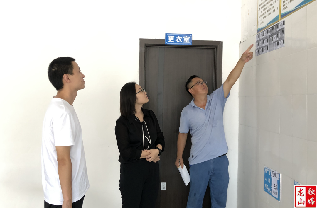 杨甜到第三小学督导校园食品安全工作