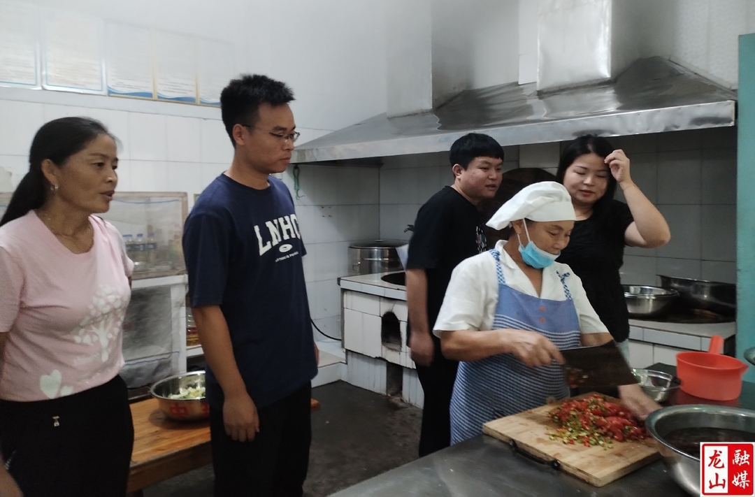 县外资外援项目办到世界粮食计划署（WFP）学龄前儿童营养改善项目园检查供餐情况
