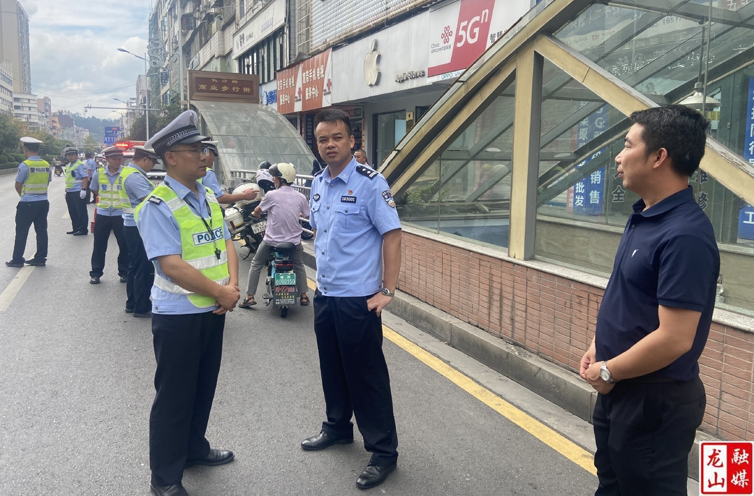 吴昱杰带队开展道路交通安全执法和校园食品安全督导检查