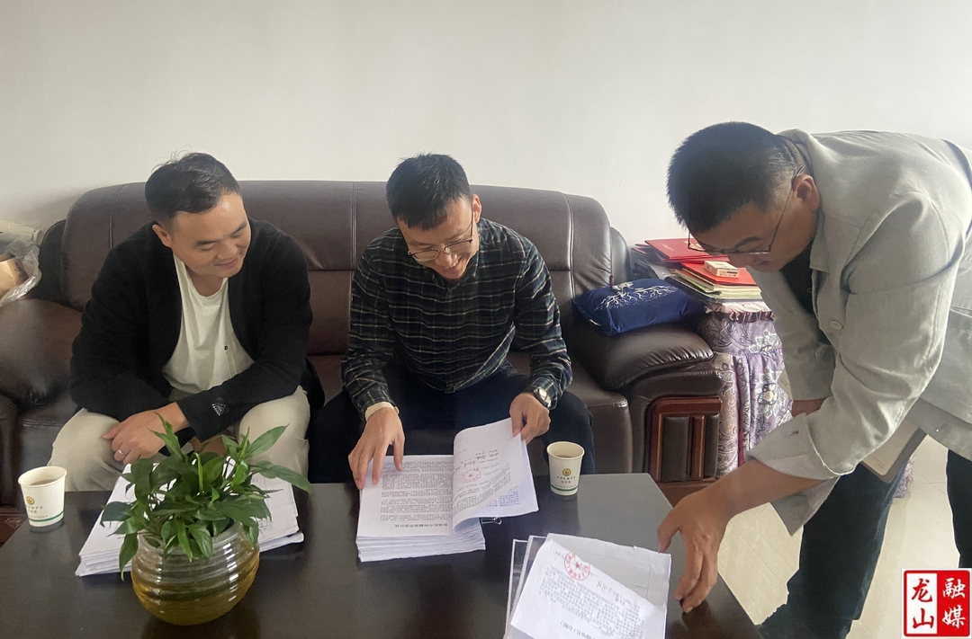 刘引督导检查校园安全工作