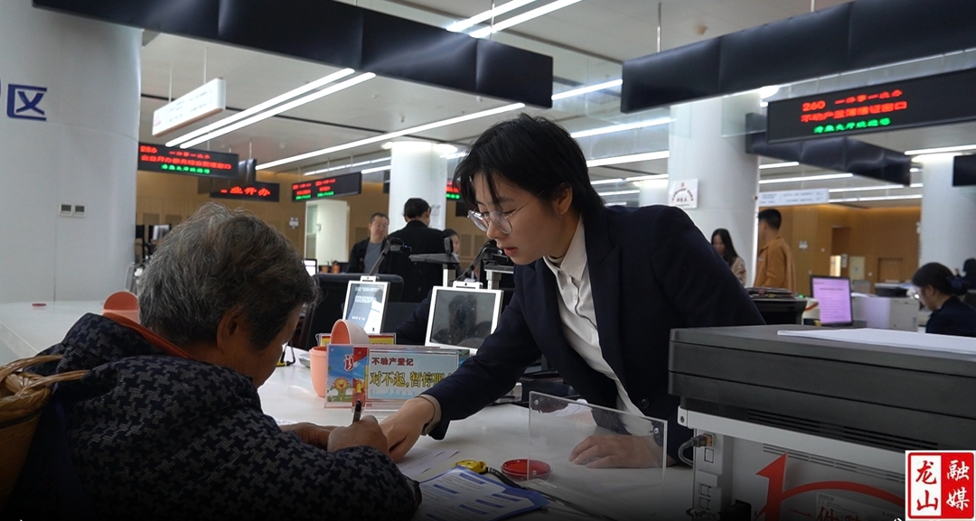 龙山县：行政办事员“持证上岗”打造政务服务新标杆