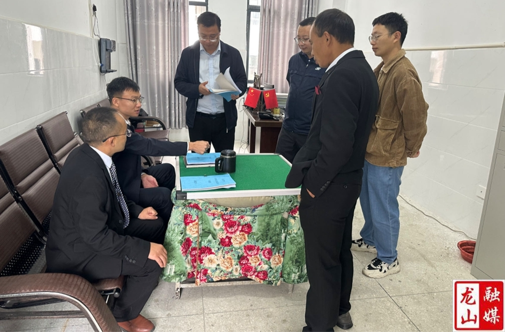 刘引到水田坝镇开展坐班接访及检查校园安全工作