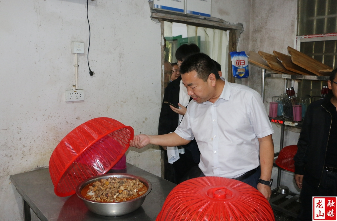 贾高顺到咱果乡九年制学校督导校园食品安全工作