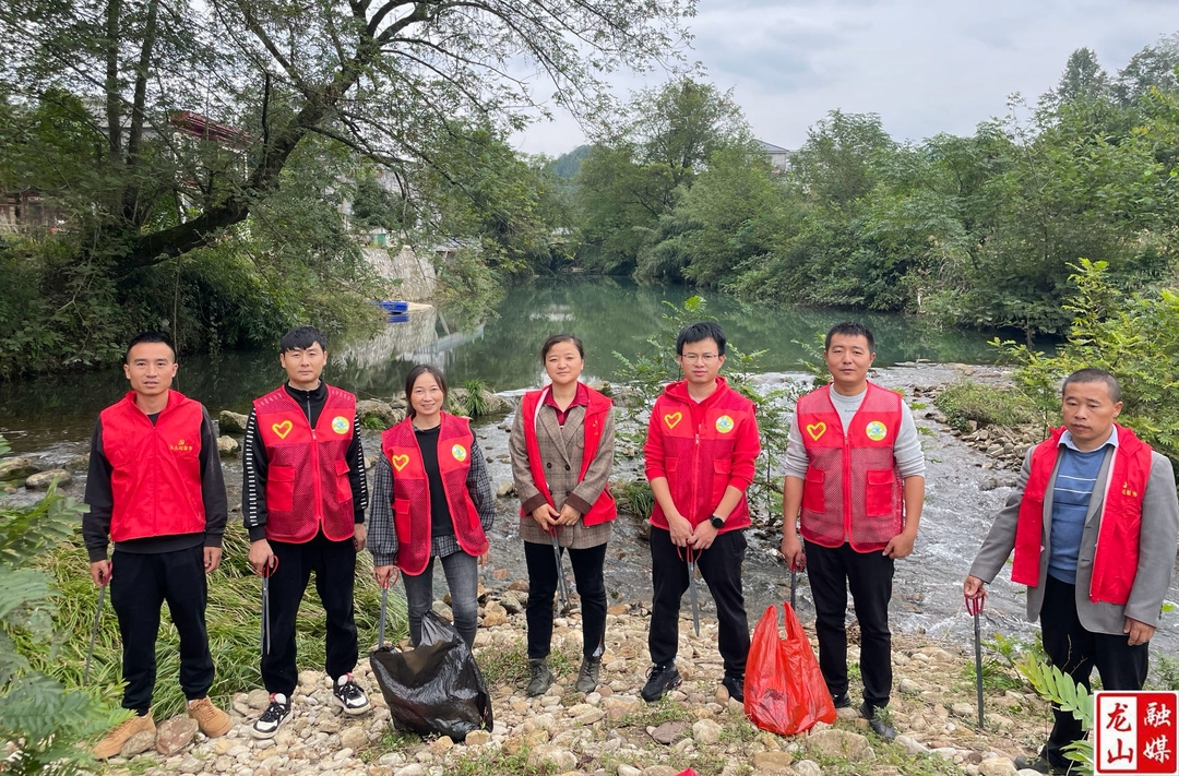 农车镇“河小青”志愿服务队开展净滩行动