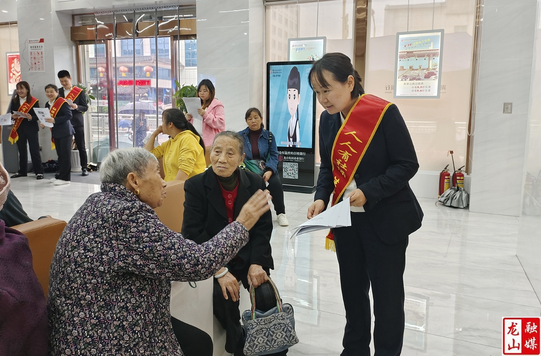 县社保中心开展“社保服务进万家”政策宣传活动