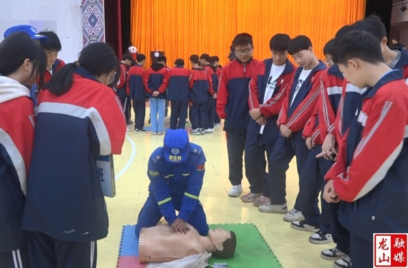 第一职业中学：急救技能进校园
