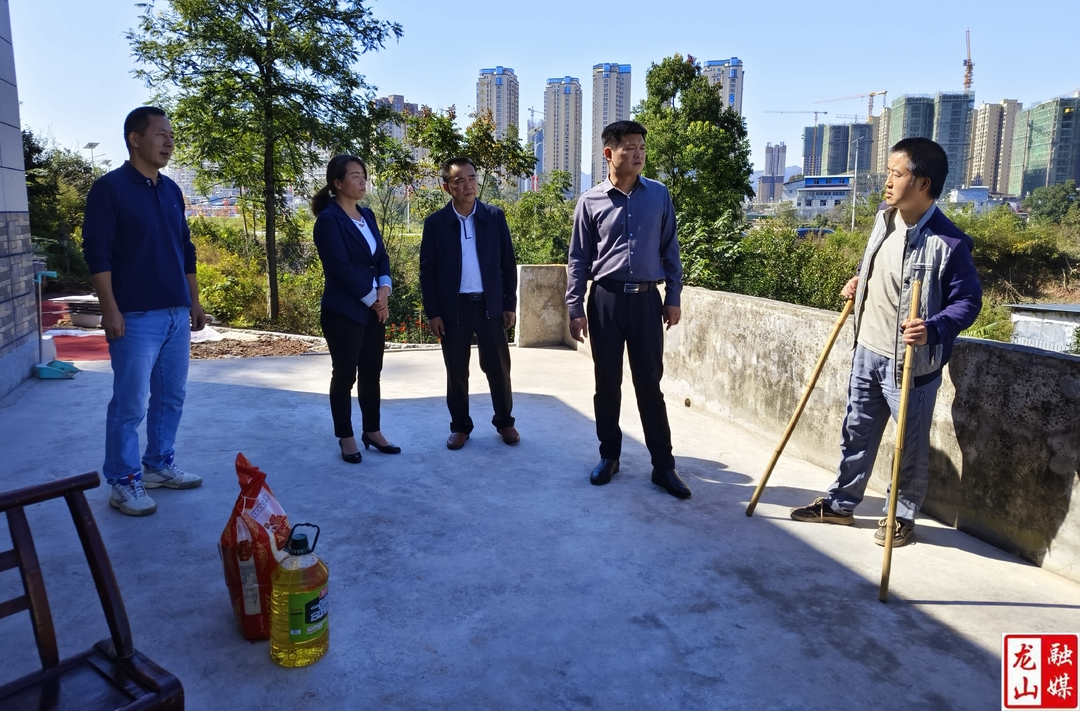 向大龙、曾首英到华塘街道开展社区报到服务工作