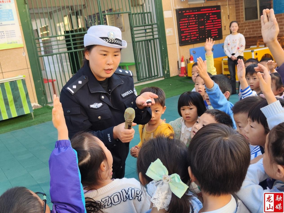 县第二幼儿园举办交通安全知识讲座