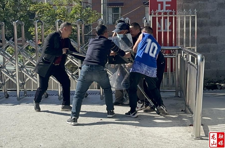 茨岩塘镇九年制学校开展反恐防爆应急演练