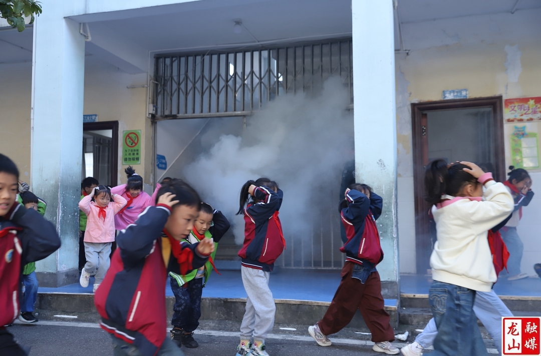 第四小学开展应急疏散演练活动