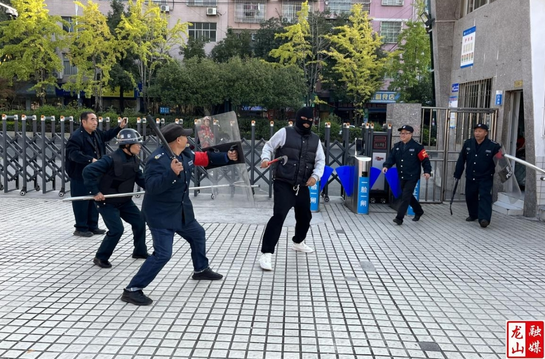 龙山职中开展防恐演练 筑牢校园安全“防护墙”