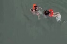 深秋15℃的湖水，他毫不犹豫跳水救人