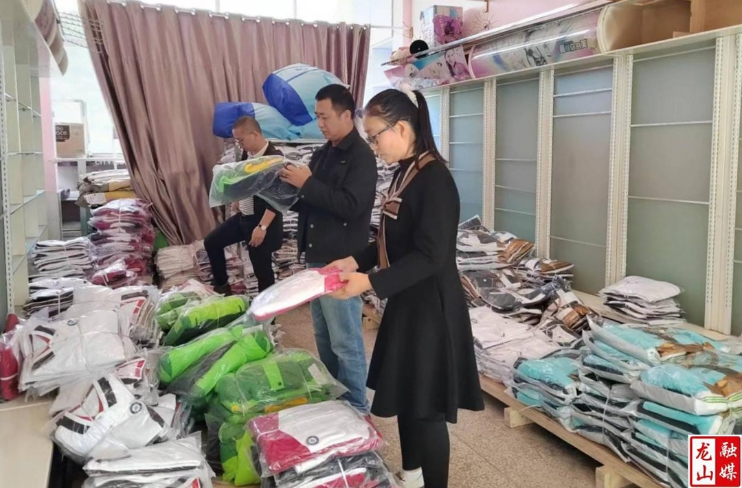 县市场监督管理局开展学生校服质量专项整治行动