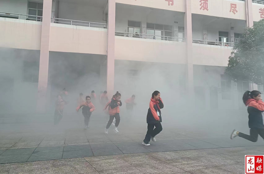 白岩书院小学开展“11·9”消防安全应急疏散演练
