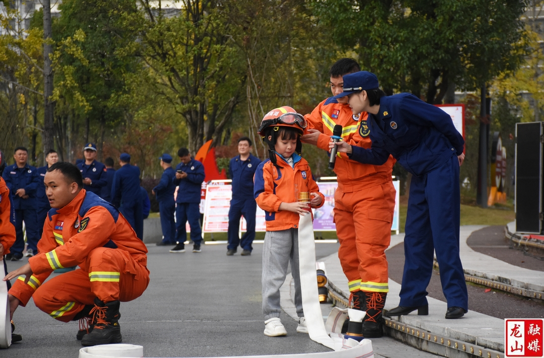 龙山县举行2023年“119”消防宣传月启动仪式