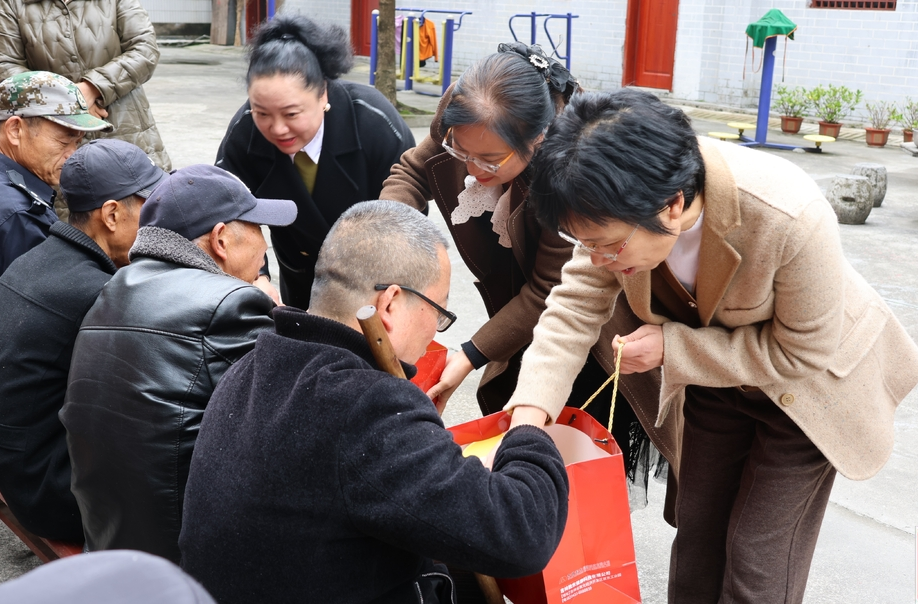 县妇联联合爱心企业到洗车河镇慰问老人