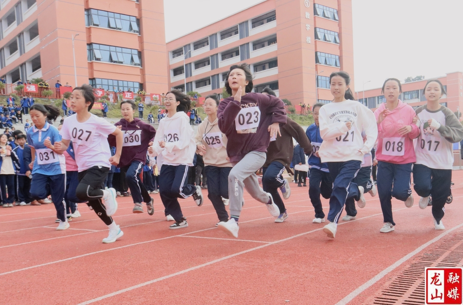 第二中学举行“清润校园 炫我风采”田径运动会