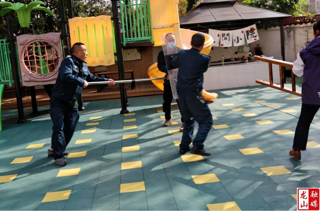 第二幼儿园联合特巡警大队开展反恐防暴演练