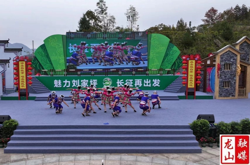 县毕兹卡演艺公司代表龙山县在“2023张家界桑植乡村文化旅游节暨桑植民歌节”展演