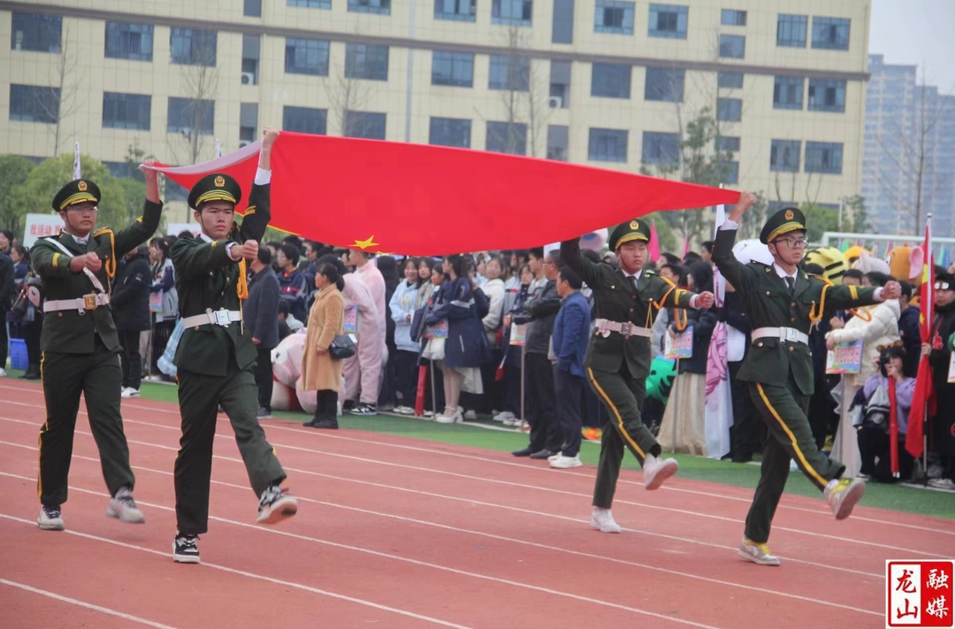 县特巡警大队助力龙山高级中学开展国旗班训练活动