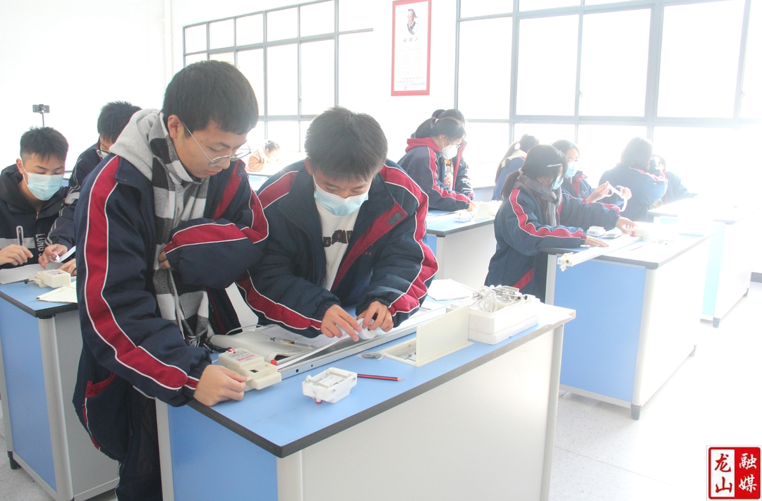 龙山高级中学成功举办第一届“象鼻杯”理化生实验教学竞赛
