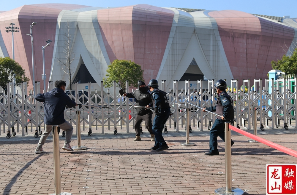 第一幼儿园开展反恐防暴应急演练