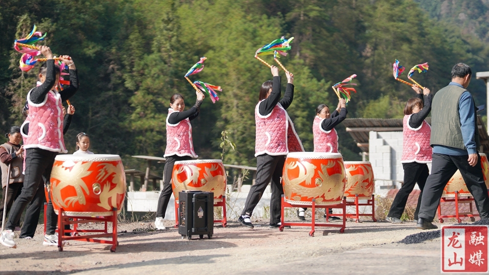 村庄道路“白改黑” 打造沙湖村“新风貌”