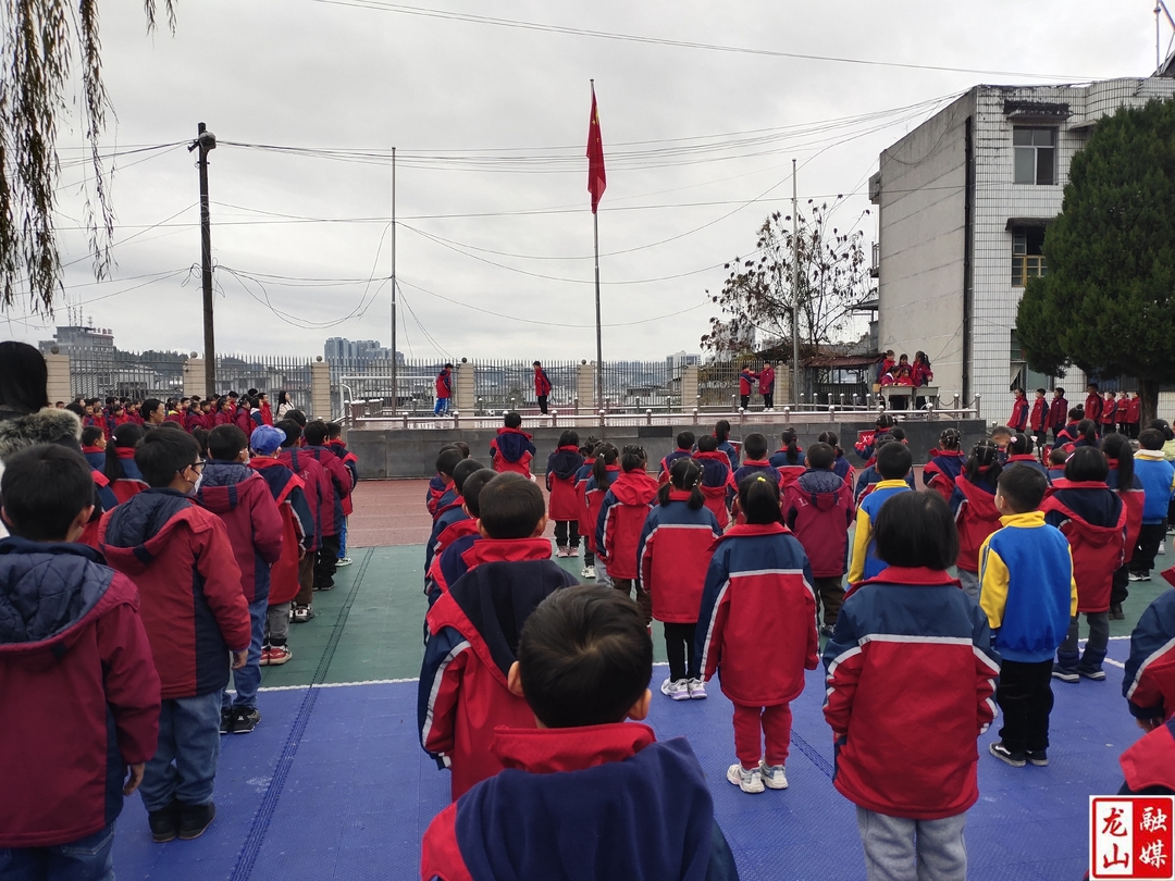 第三小学开展“课间安全伴我行”国旗下思政课活动