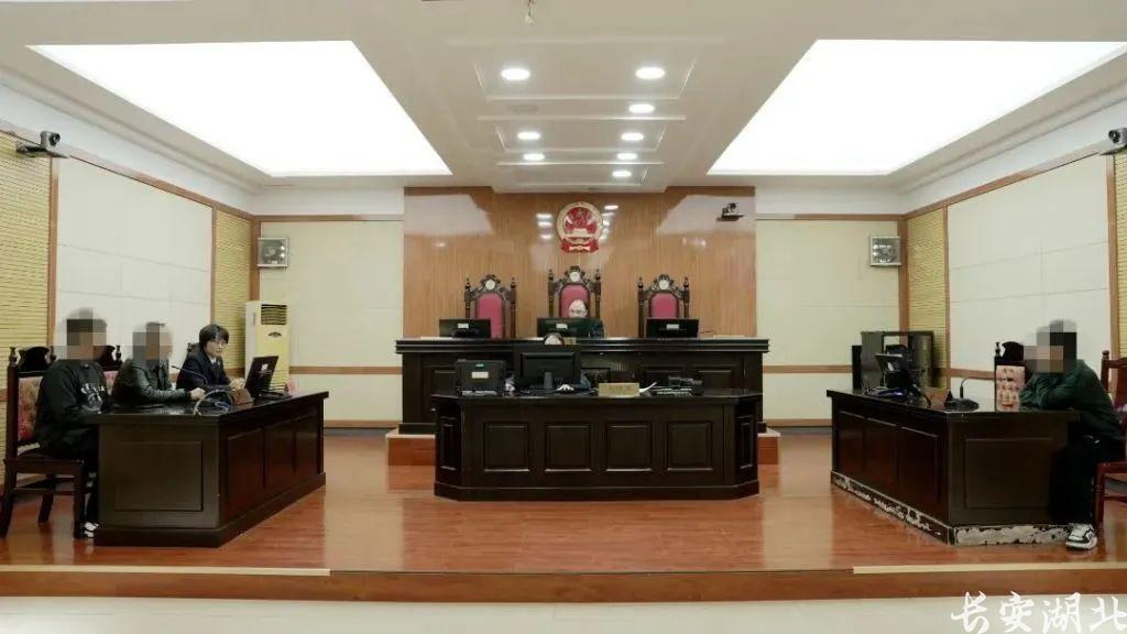 未成年人花895元文身，店主被判赔偿8000元清洗费