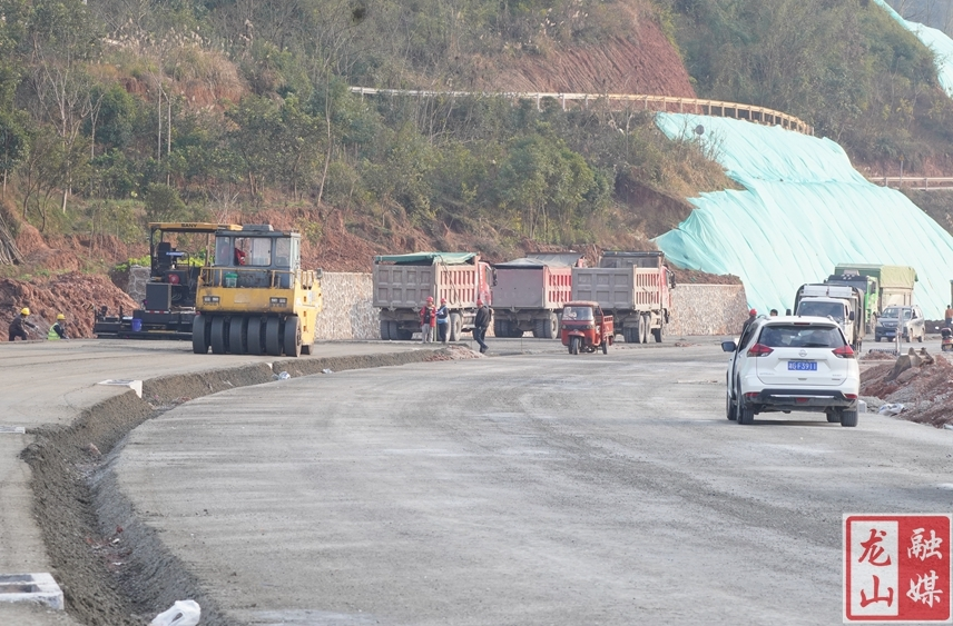 G353龙山狮子村至湘鄂情大桥公路有序推进中