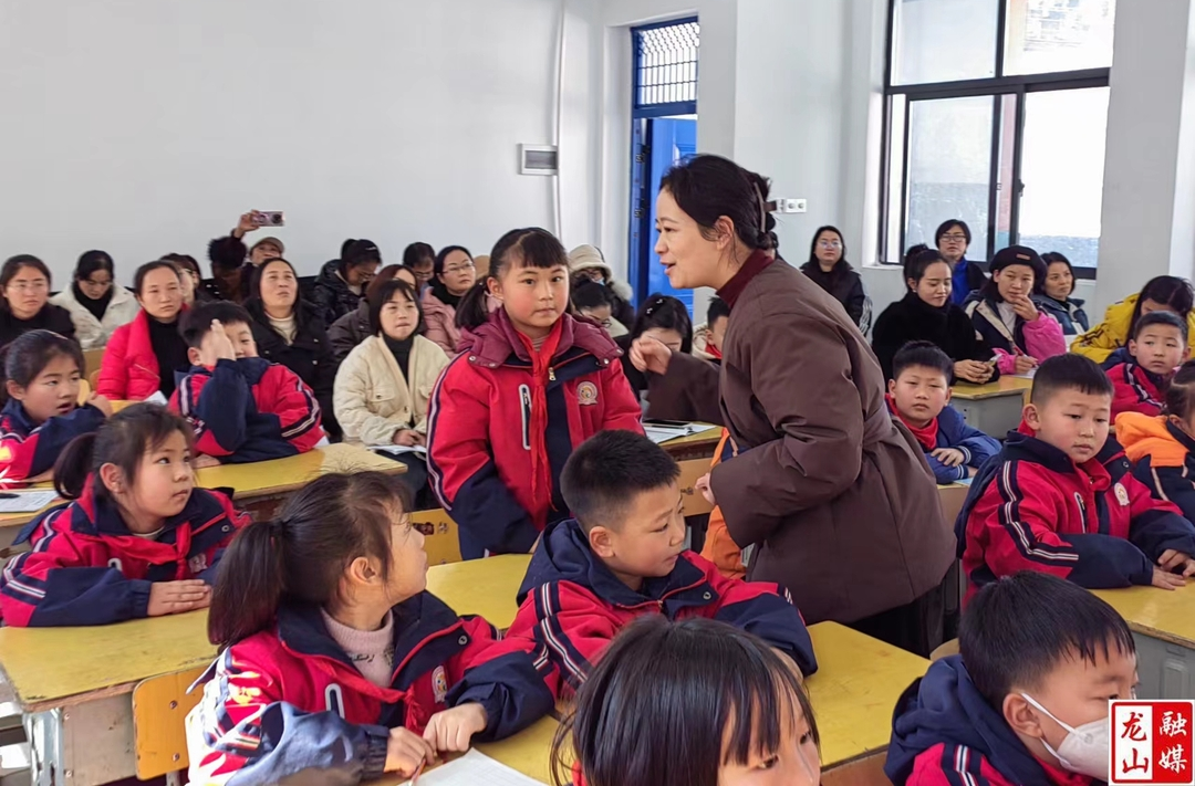 第二小学开展“童话引路”项目研讨活动