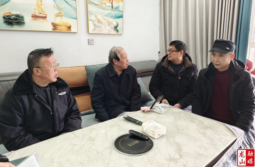 县第一中学走访慰问退休教职工